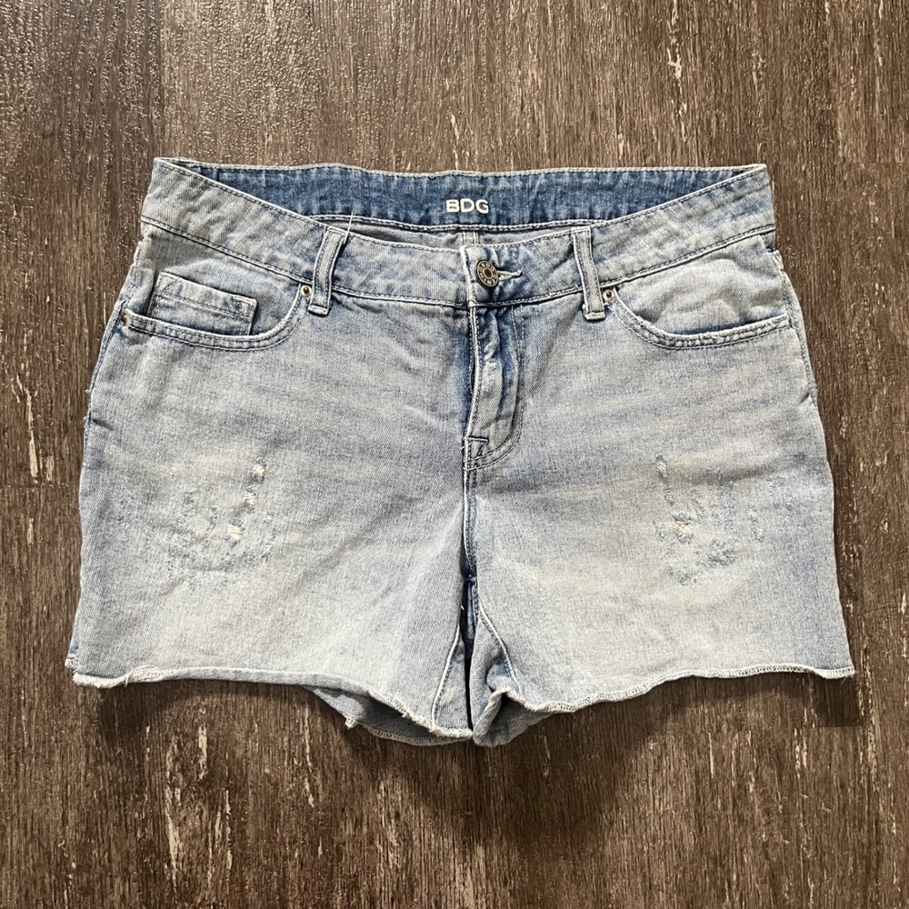 BDG Urban Outfitters Mid Rise Shortie Denim Shorts Light Wash Distressed Size 28